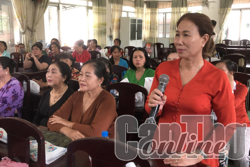 Phụ nữ góp ý xây dựng Đảng, xây dựng chính quyền