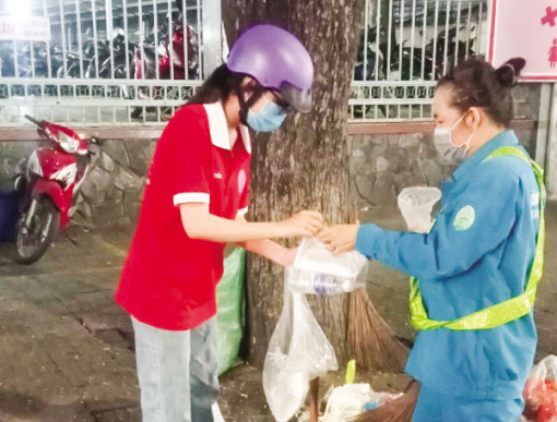 Những suất cơm nghĩa tình