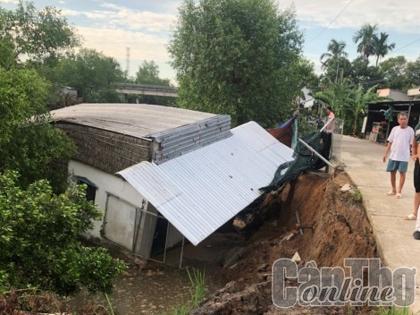 Sạt lở bờ sông làm sụp đổ nhà dân, chia cắt đường giao thông tại huyện Phong Điền và quận Ô Môn