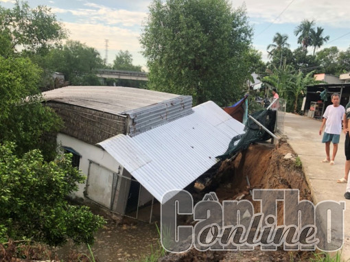 Sạt lở bờ sông làm sụp đổ nhà dân, chia cắt đường giao thông tại huyện Phong Điền và quận Ô Môn