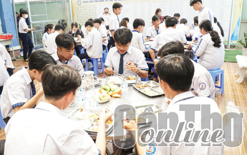 Ấm lòng những bữa cơm tiếp sức mùa thi