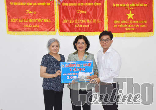 Trao 130 triệu đồng trợ giúp nạn nhân chất độc da cam