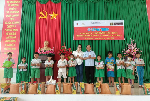 Mang niềm vui đến người khó khăn