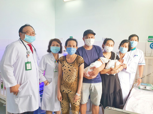 Nỗ lực cứu sống chị em sinh đôi non tháng, suy hô hấp nặng