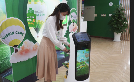 Bệnh viện Mắt Sài Gòn Cần Thơ đưa robot vào phục vụ người bệnh