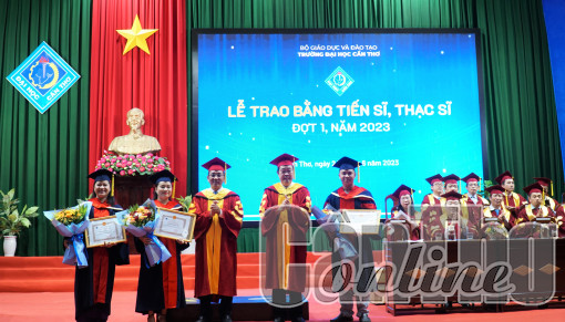 Trường Đại học Cần Thơ trao bằng tốt nghiệp cho 493 tân tiến sĩ, thạc sĩ