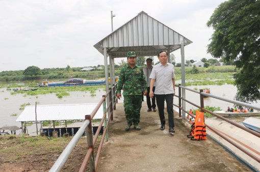 Phó Thủ tướng Trần Lưu Quang kiểm tra công tác phòng chống buôn lậu trên tuyến biên giới An Giang
