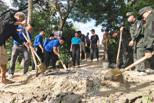 Xung kích, tình nguyện tham gia đảm bảo an toàn giao thông