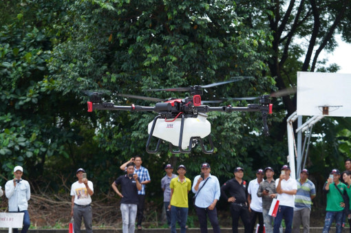 Máy bay không người lái P100 Pro - “Người bạn” của nông dân thời đại mới