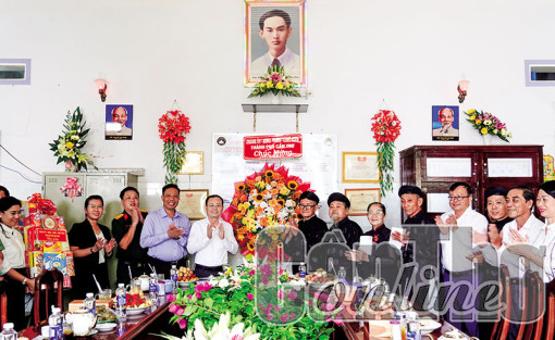 Lãnh đạo thành phố chúc mừng kỷ niệm 84 năm Ngày Khai đạo Phật giáo Hòa Hảo