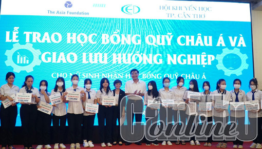 101 nữ sinh Cần Thơ nhận học bổng Quỹ châu Á