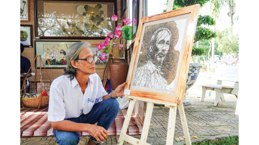 Ông Bảy Nghĩa làm tranh lá sen tặng Tổng thống Hàn Quốc và phu nhân