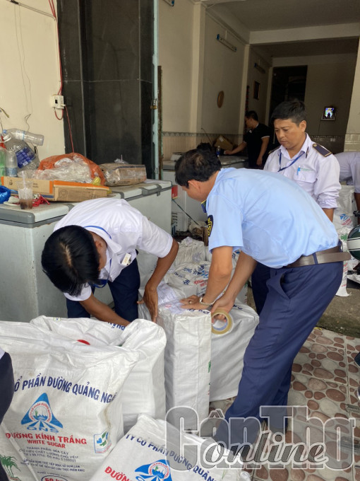 Phát hiện hơn 1 tấn thực phẩm đông lạnh hết hạn sử dụng chuẩn bị đưa ra thị trường