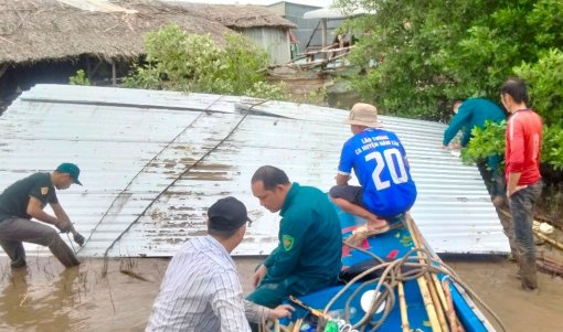 Cà Mau: Sạt lở trong đêm, nhấn chìm 4 căn nhà xuống sông Cửa Lớn