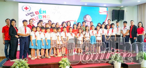 Prudential tặng xe đạp đến học sinh có hoàn cảnh khó khăn tại Cần Thơ