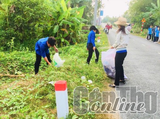 Ðoàn viên, thanh niên tham gia đảm bảo an toàn giao thông
