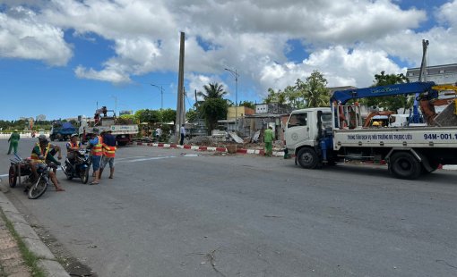 Tháo dỡ công trình gần 20 năm nằm giữa đường vào trung tâm hành chính