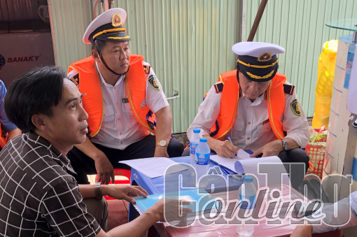 Nhắc nhở các chủ cảng, bến thường xuyên duy tu, bảo dưỡng các biển báo giao thông thủy đúng quy định