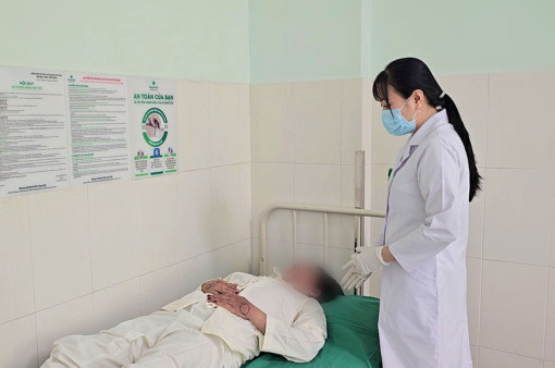 Hậu quả sau 20 năm tiêm silicon vào bàn tay