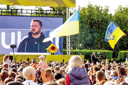 Ông Trump phản đối gửi bom chùm đến Ukraine