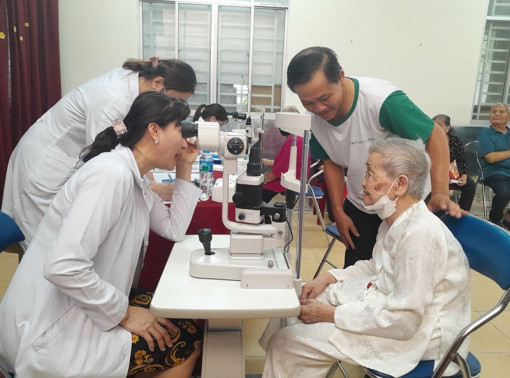 Khám, tư vấn và điều trị bệnh về mắt miễn phí cho người cao tuổi