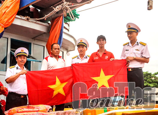 Triển khai hoạt động “Hải quân nhận đỡ đầu con ngư dân” tại Sóc Trăng