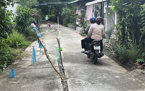 Cần sớm khắc phục đoạn đường sụp lún