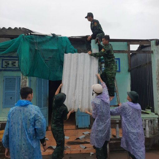 ĐBSCL: Hàng trăm căn nhà bị sập, tốc mái do giông lốc