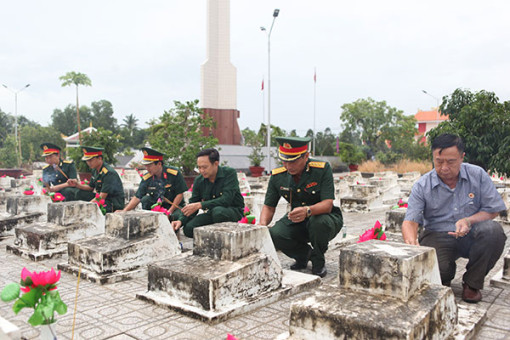 Bộ Chỉ huy Quân sự TP Cần Thơ và các đơn vị viếng nghĩa trang liệt sĩ