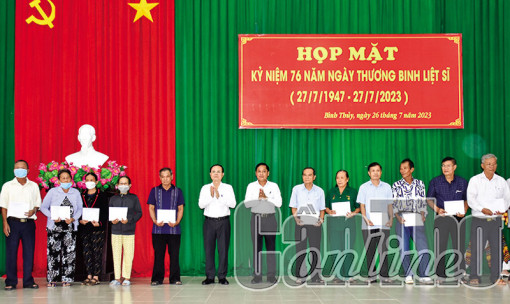 Bí thư Thành ủy dự họp mặt, tặng quà gia đình chính sách tiêu biểu