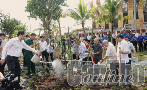 Tổ chức tiếp nhận và trồng tre tại Ðền thờ Vua Hùng TP Cần Thơ
