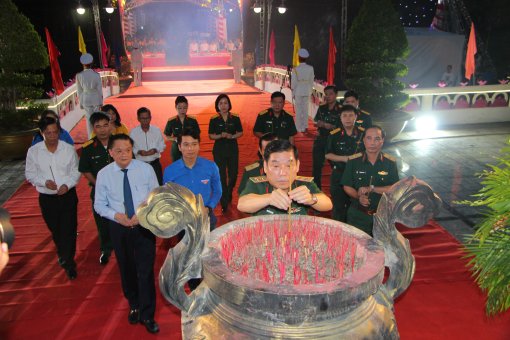 Thiêng liêng Lễ “Thắp nến tri ân” và chương trình nghệ thuật “Tiếng gọi non sông - Khát vọng cống hiến”