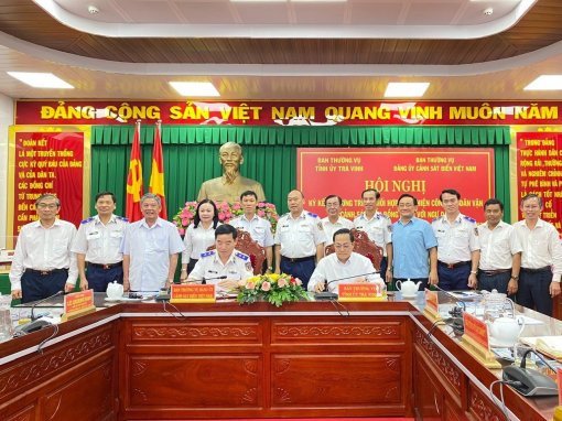 Cảnh sát biển Việt Nam đồng hành với ngư dân Trà Vinh