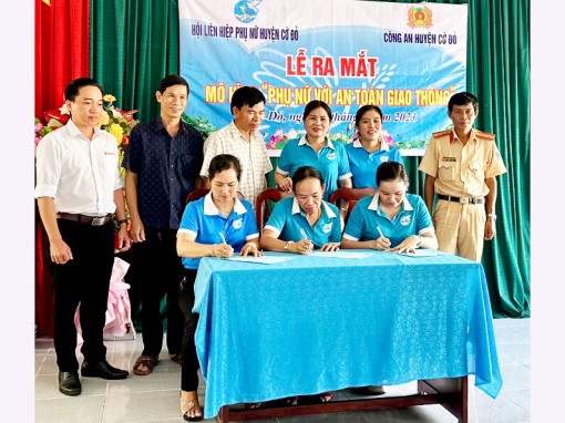 Phụ nữ tham gia đảm bảo an toàn giao thông
