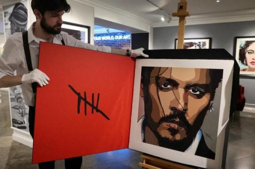 Johnny Depp bán tranh làm từ thiện