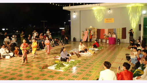 Thú vị đêm diễn thời trang của những mẫu nhí ở "chợ quê"