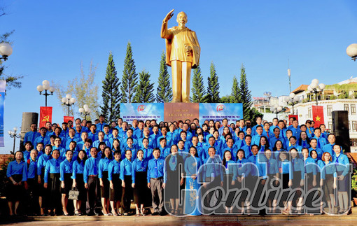 Đoàn đại biểu dự Đại hội Công đoàn TP Cần Thơ nhiệm kỳ 2023-2028 báo công dâng Bác