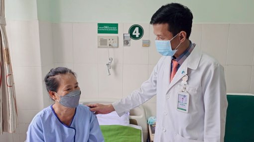 Đi vườn chặt củi bị côn trùng cắn, bệnh nhân sốt liên tục một tuần