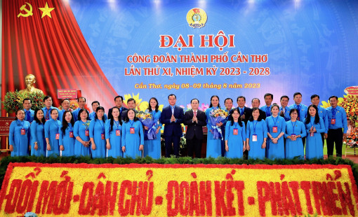 Xây dựng đội ngũ cán bộ công đoàn có năng lực, trình độ, 
chủ động thích ứng với yêu cầu, nhiệm vụ trong giai đoạn mới