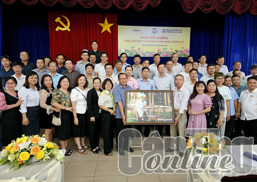 Lớp Bồi dưỡng nâng cao kiến thức quản lý nhà nước về báo chí tham quan thực tế tại cơ quan báo, đài Cần Thơ