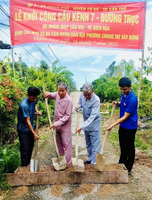 Công trình giao thông thắm tình đoàn kết