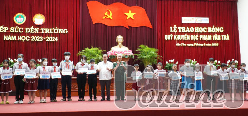 Trao học bổng Quỹ Khuyến học Phạm Văn Trà TP Cần Thơ