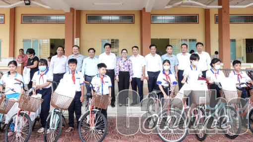Lãnh đạo thành phố thăm, tặng quà học sinh nghèo, vượt khó học giỏi