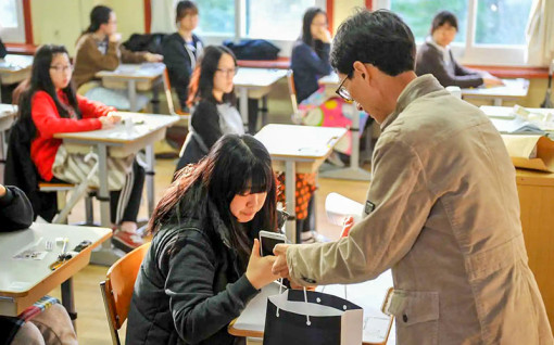 Giáo viên Hàn Quốc có quyền cấm sử dụng điện thoại và đuổi học sinh gây rối khỏi lớp