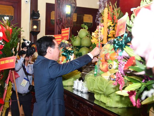 Chủ tịch nước Võ Văn Thưởng dâng hương, dâng hoa tưởng niệm Chủ tịch Tôn Đức Thắng