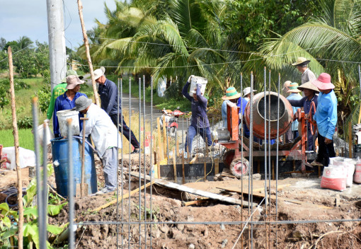 Nỗ lực vận động xây dựng cầu, đường giao thông nông thôn