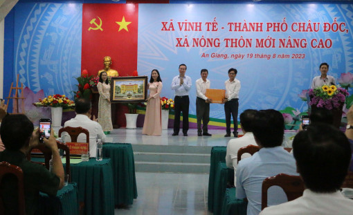 Chủ tịch nước Võ Văn Thưởng thăm xã nông thôn mới nâng cao Vĩnh Tế
