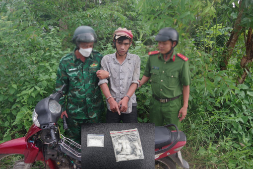 Sóc Trăng: Bộ đội Biên phòng bắt quả tang 2 vụ tàng trữ trái phép chất ma túy