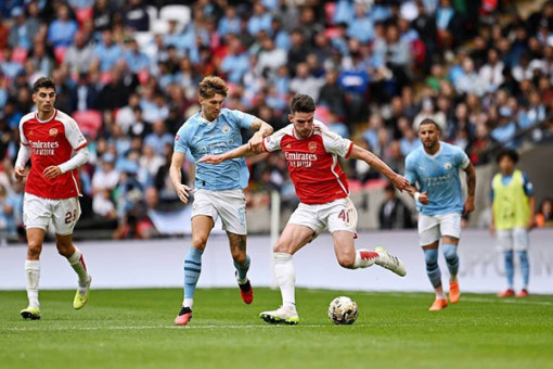 Thấy gì qua 3 tiền vệ đắt nhất nước Anh?