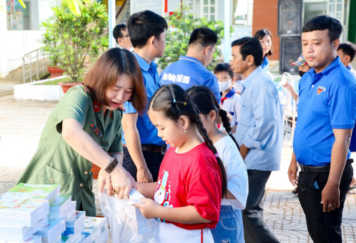 Tổ chức “Siêu thị măng non” hỗ trợ học sinh hoàn cảnh khó khăn